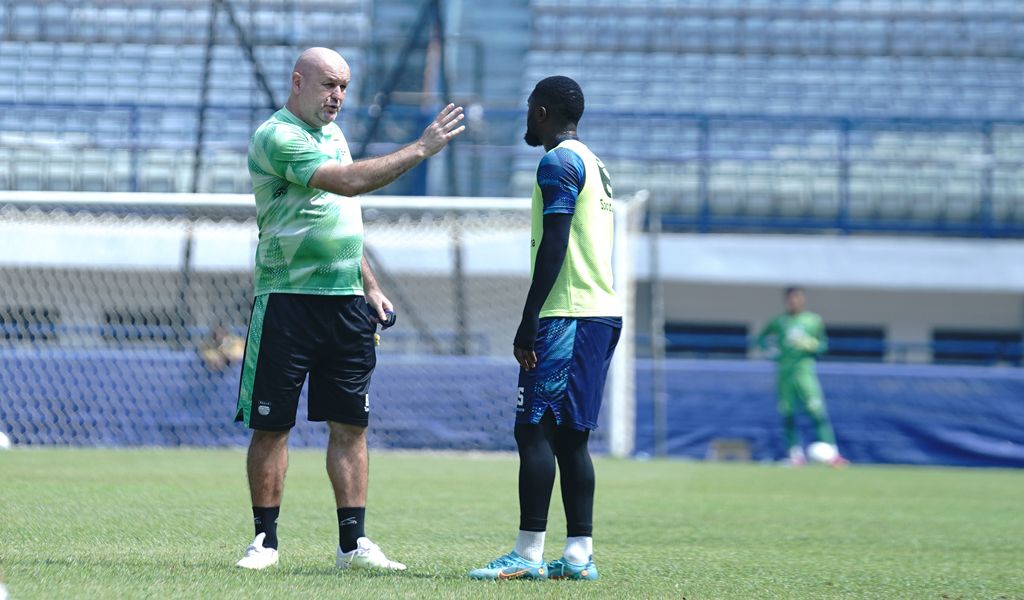 Pelatih PERSIB, Bojan Hodak dan Levy Madinda. (PERSIB.co.id/Barly Isham)