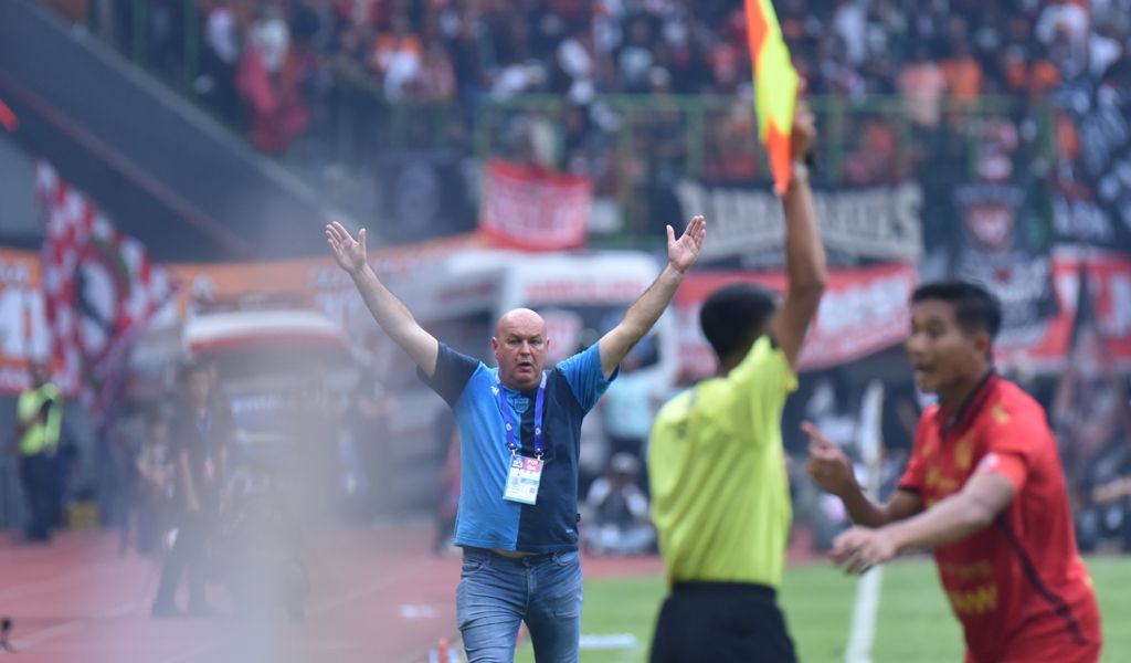 Pelatih PERSIB, Bojan Hodak bereaksi atas keputusan wasit pada pertandingan melawan Persija Jakarta di Stadion Patriot Candrabhaga, Kota Bekasi, Minggu, 16 Februari 2025. (PERSIB.co.id/Sutanto Nurhadi Permana)