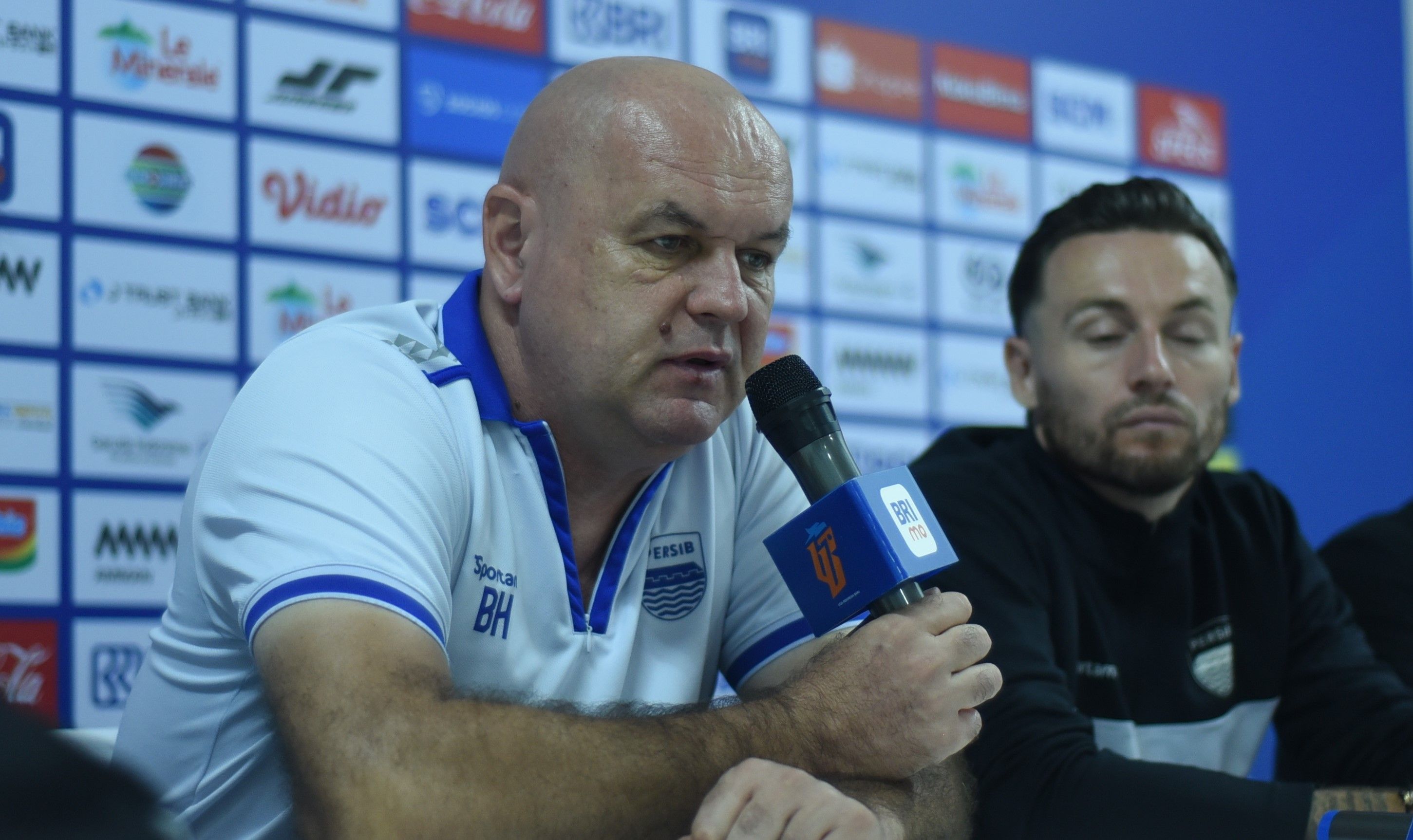 Pelatih PERSIB, Bojan Hodak memberikan keterangan pers menjelang lawan Persija Jakarta di Stadion Patriot Candabhaga, Kota Bekasi, Sabtu, 15 Februari 2025. (PERSIB.co.id/Sutanto Nurhadi Permana)

