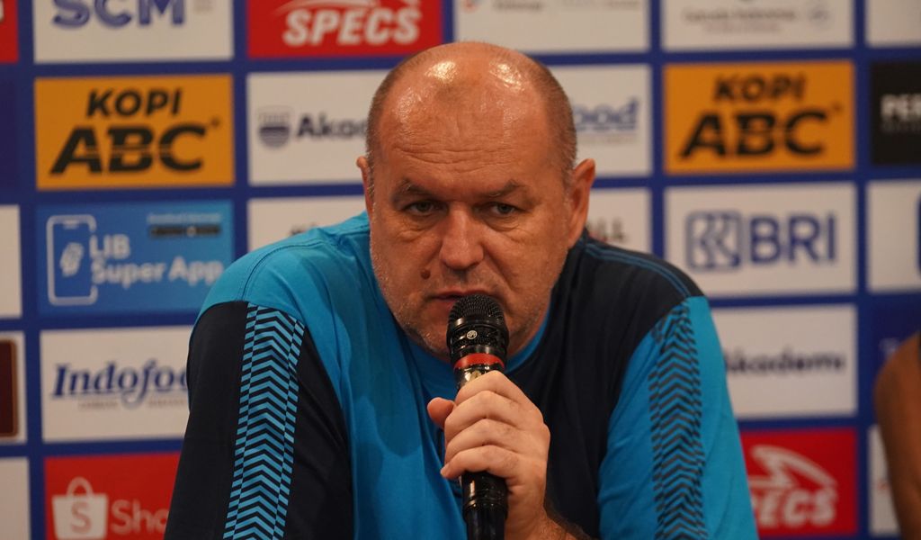 Pelatih Bojan Hodak memberikan keterangan pada konferensi pers di Graha PERSIB, Kamis, 8 Agustus 2024. (PERSIB.co.id/Barly Isham)