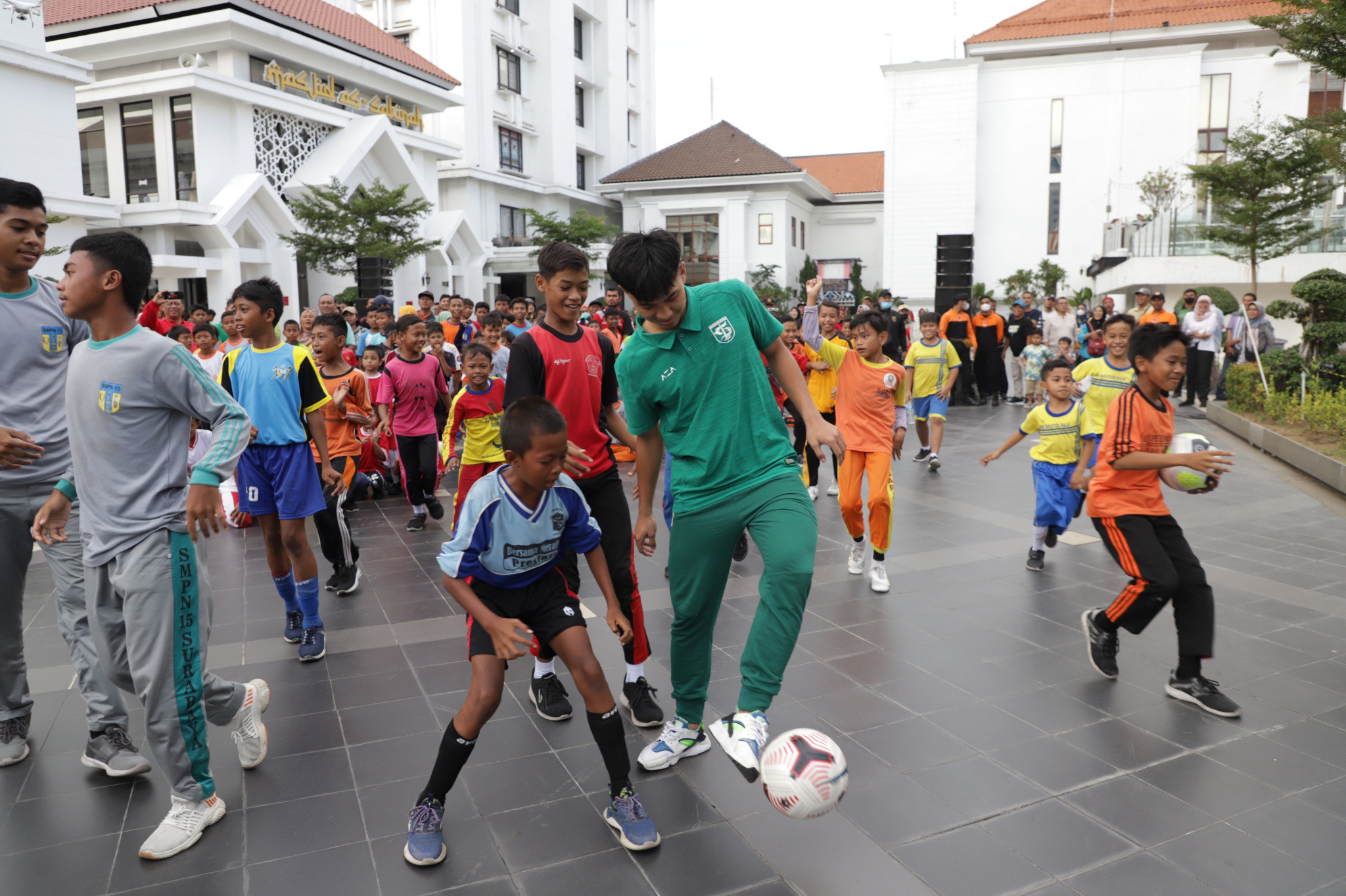 Pemkot Surabaya mulai menggaungkan Pesta Bola Surabaya 2023 dengan menggelar coaching clinic hingga fun games di Alun-Alun Surabaya, Minggu (19/3/2023)