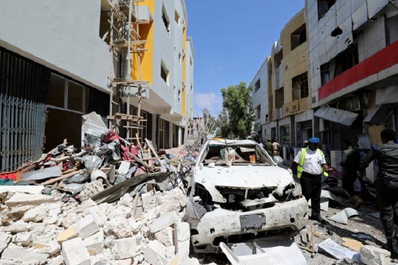 Dokumentasi : Seorang anggota pasukan keamanan Somalia berjalan melewati lokasi ledakan di Mogadishu, Somalia, Senin (4/2/2019). (REUTERS/Feisal Omar/cfo)

