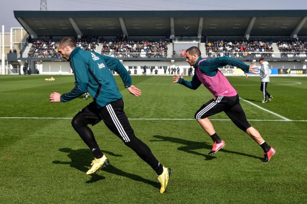 Dua pemain Juventus Leonardo Bonucci (kanan) dan Giorgio Chiellini (kiri) melakukan latihan di Juventus Training Center, Vinovo, Italia, Kamis (20/02/2020). (ANTARA/HO/twitter.com/@juventusfc)