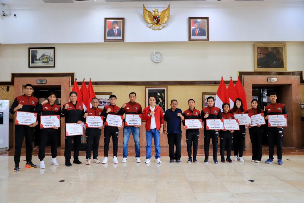 Pemkot Surabaya mengucurkan bonus apresiasi sebesar Rp 1,2 miliar untuk 32 pahlawan olahraga yang sudah berjuang dan menyumbangkan medali di ajang Sea Games 2023 Kamboja