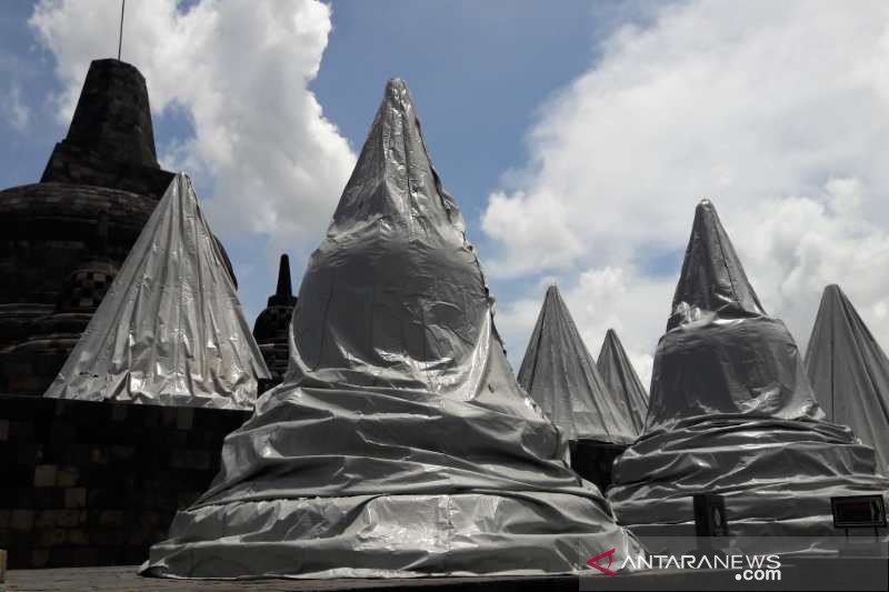 Sejumlah stupa Candi Borobudur sudah ditutup terpaulin untuk mencegah dampak hujan abu jika Gunung Merapi erupsi. (ANTARA/Heru Suyitno)

