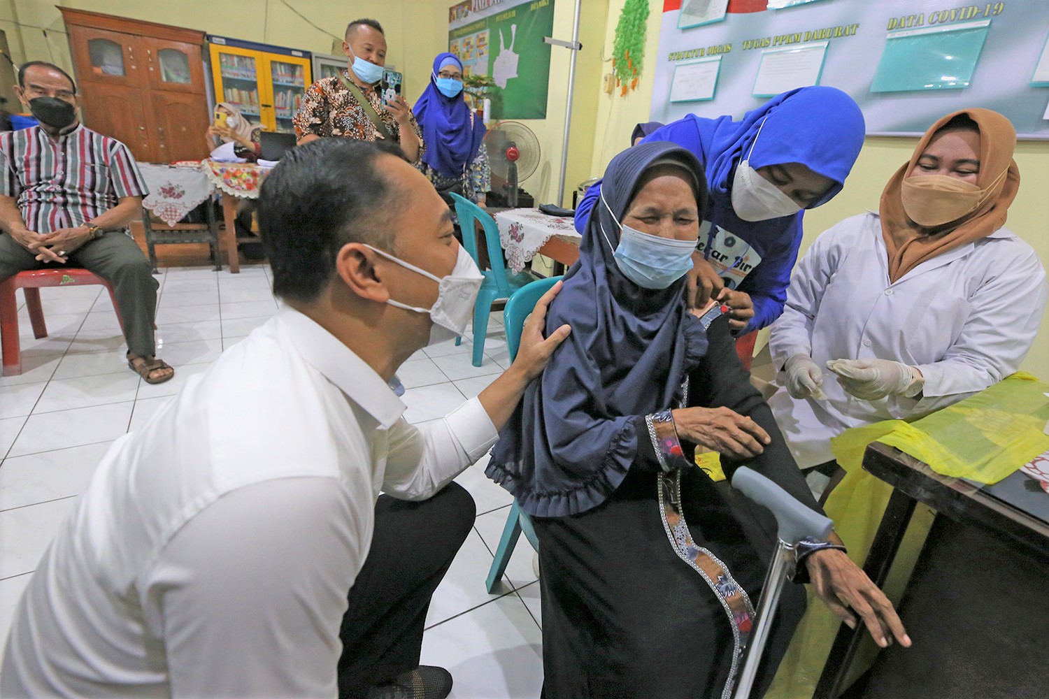 Wali Kota Surabaya Eri Cahyadi meninjau pelaksanaan vaksinasi booster (dosis ketiga) untuk lanjut usia (lansia) di kantor balai RW 04 Kelurahan Ngagel Rejo, Kecamatan Wonokromo, Surabaya, Kamis (13/1/2022). 