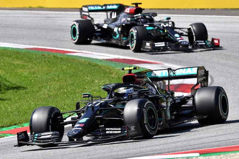 Duet pebalap Mercedes Valtteri Bottas dan Lewis Hamilton mengalami masalah sensor girboks ketika menjalani Grand Prix Austria di Sirkuit Red Bull Ring, Minggu (5/7/2019) (Joe Klamar/Pool via Reuters)

