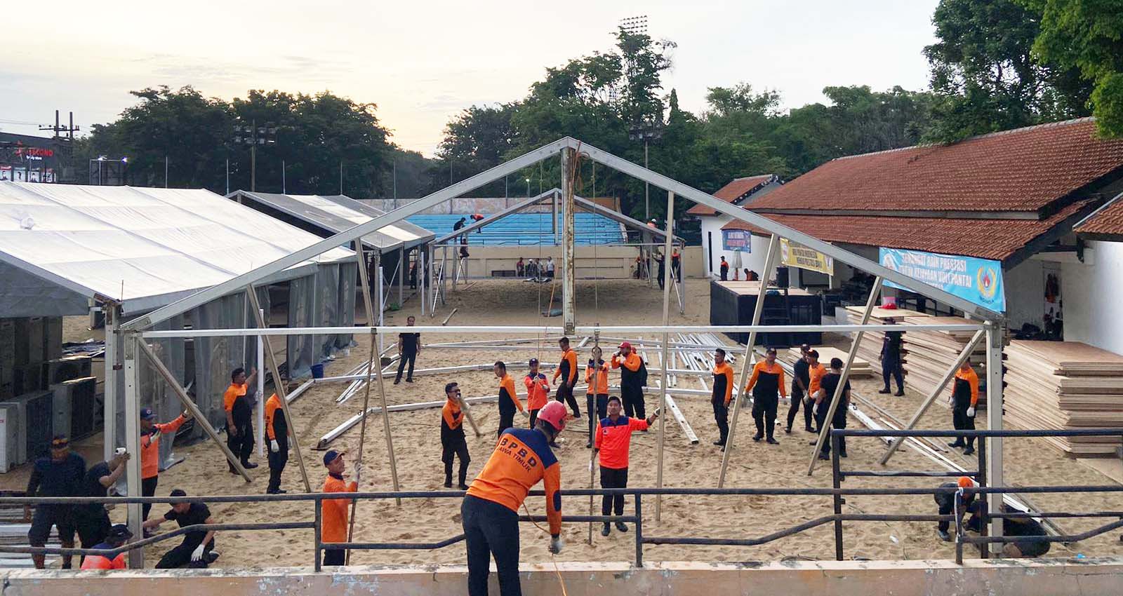 Petugas BPBD Jatim mendirikan 4 unit tenda roder dengan 70 unit kasur sebagai tempat rehat para peserta, penyiapan 12 unit toilet portable yang ditempatkan di sekitar area kegiatan pelaksanaan Harlah 1 Abad NU yang akan dipusatkan di GOR Delta Sidoarjo,