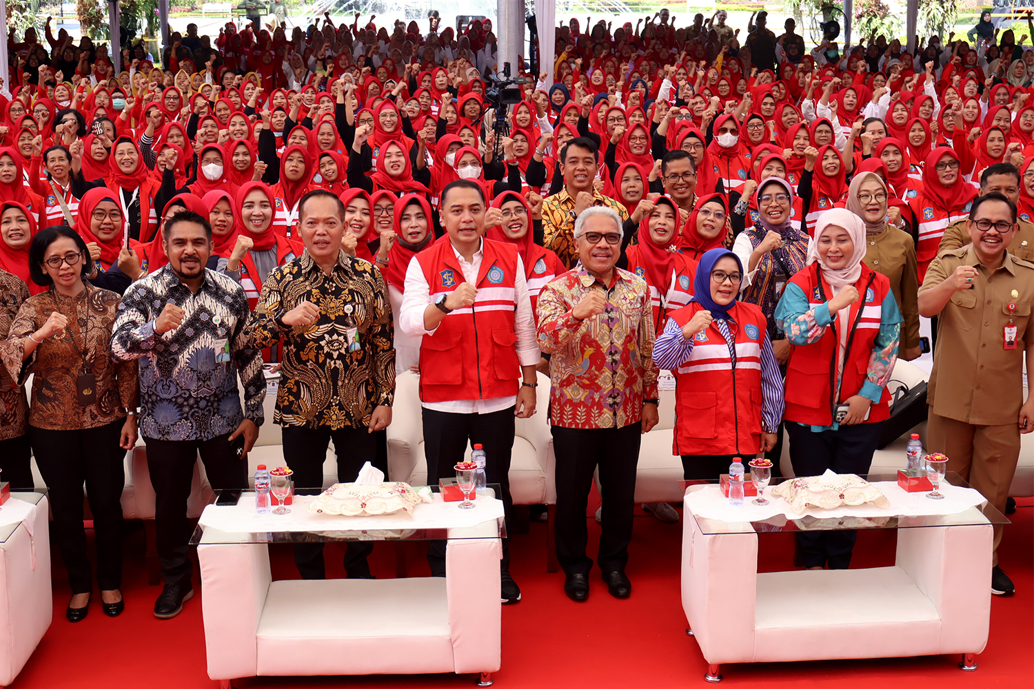 Secara simbolis, BPJS Ketenagakerjaan diserahkan langsung oleh Wali Kota Surabaya Eri Cahyadi kepada sejumlah perwakilan KSH di Balai Kota Surabaya, Senin (29/4/2024)