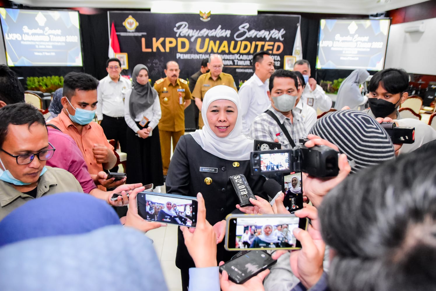 Gubernur Jawa Timur Khofifah Indar Parawansa bersama bupati/ walikota se Jawa Timur menyerahkan Laporan Keuangan Pemerintah Daerah (LKPD) unaudited Tahun Anggaran (TA) 2022 Unaudited ke Badan Pemeriksa Keuangan (BPK) RI Perwakilan Jawa Timur, Senin (27/3