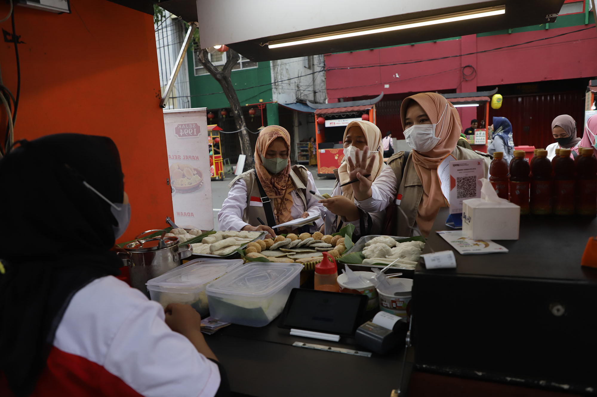 Dinas Kesehatan Surabaya bersama Balai Besar Pengawasan Obat dan Makanan (BBPOM), saat melakukan pengujian sampel makanan di Kya-kya,