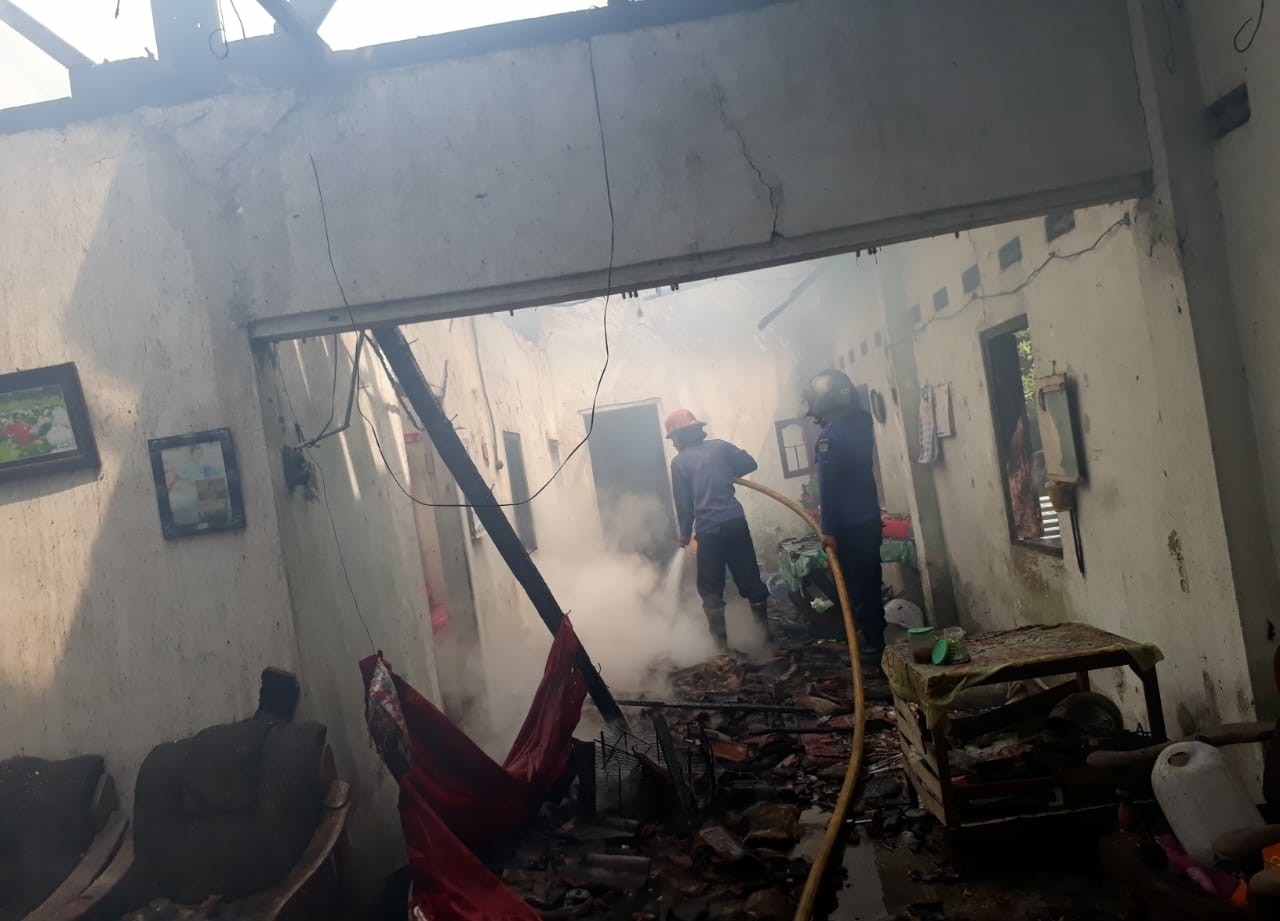 Kondisi rumah korban yang luluh lantak oleh kobaran api. (FOTO: HMP/lis)