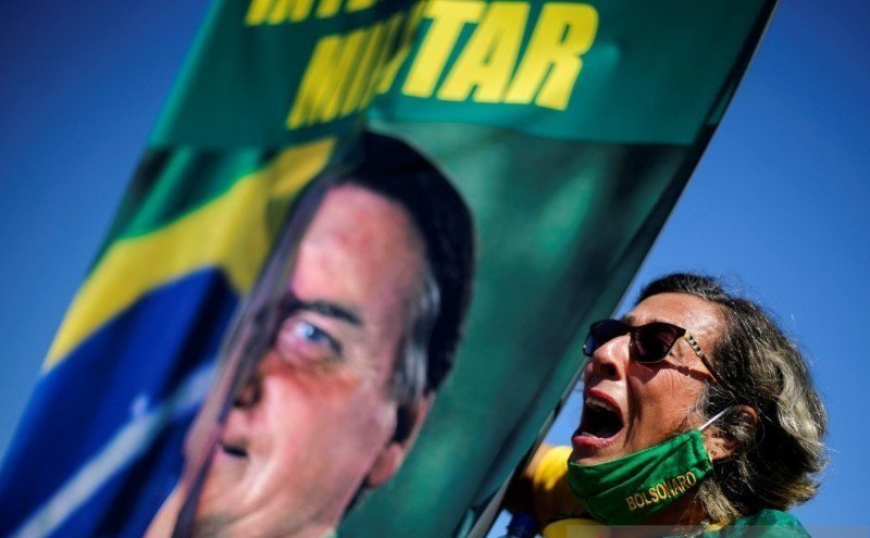 Seorang pengunjuk rasa berpartisipasi dalam sebuah protes mendukung Presiden Brazil Jair Bolsonaro, di tengah penyebaran penyakit virus korona (COVID-19) di Brasilia, Brazil, Minggu (28/6/2020). (REUTERS/Adriano Machado/WSJ/cfo)