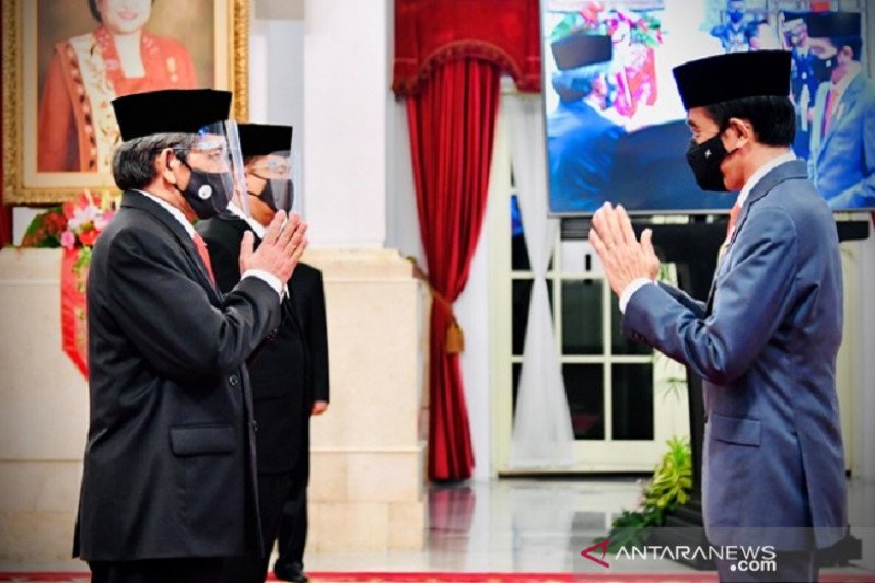 Kepala BRGM Hartono (kiri) bersama Presiden Joko Widodo usai pelantikan di Istana Negara Jakarta pada Rabu (23/12/2020) (ANTARA/HO-BRGM)

