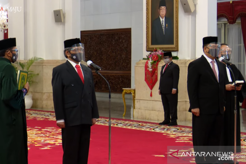 Tangkapan layar - Kelapa BRGM Hartono (kedua kiri) dan Kepala BNN Petrus Golose (kedua kanan) dalam pelantikan di Istana Negara, Jakarta, Rabu (23/12/2020) (ANTARA/Prisca Triferna)
