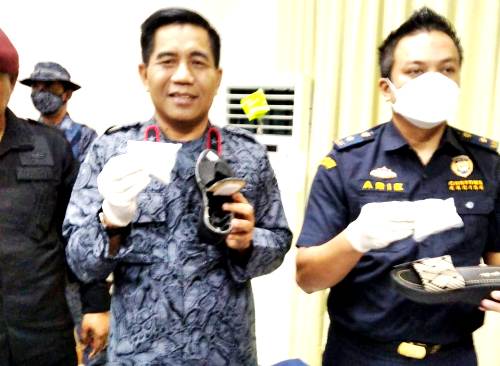 Kepala BNN Maluku Brigjen Pol Rohmad Nursahid dengan barang bukti yang diamankan.