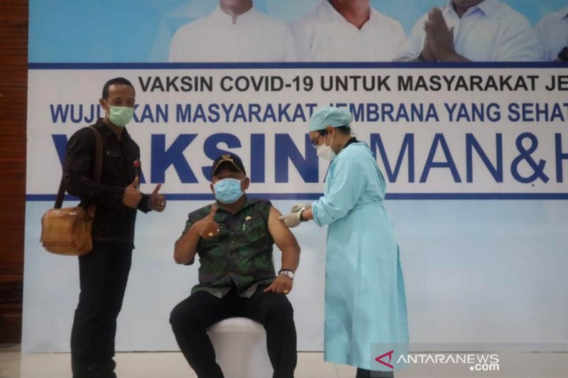 Bupati Jembrana I Nengah Tamba mendapatkan vaksin Covid-19 dan menargetkan vaksinasi di Kabupaten Jembrana bisa mencapai 1200 orang setiap hari, Selasa (16/3/2021). (Antaranews Bali/Humas Jembrana/2021)

