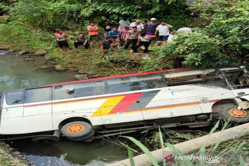 Bus rombongan dari Pemerintah Kabupaten Agam Provinsi Sumatera Barat mengalami kecelakaan tunggal di Desa Lumban Pasir Kecamatan Kabupaten Mandailing Natal Provinsi Sumatera Utara, Senin (8/2) (ANTARA/HO)

