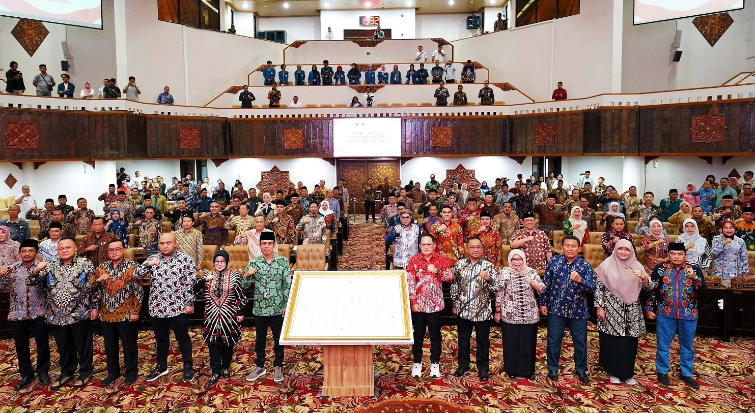 Penjabat (Pj) Gubernur Jawa Timur, Adhy Karyono, hadir sebagai saksi penandatanganan komitmen bersama antikorupsi oleh anggota DPRD Jawa Timur pada Rabu (16/10) di Ruang Rapat Paripurna DPRD Jatim