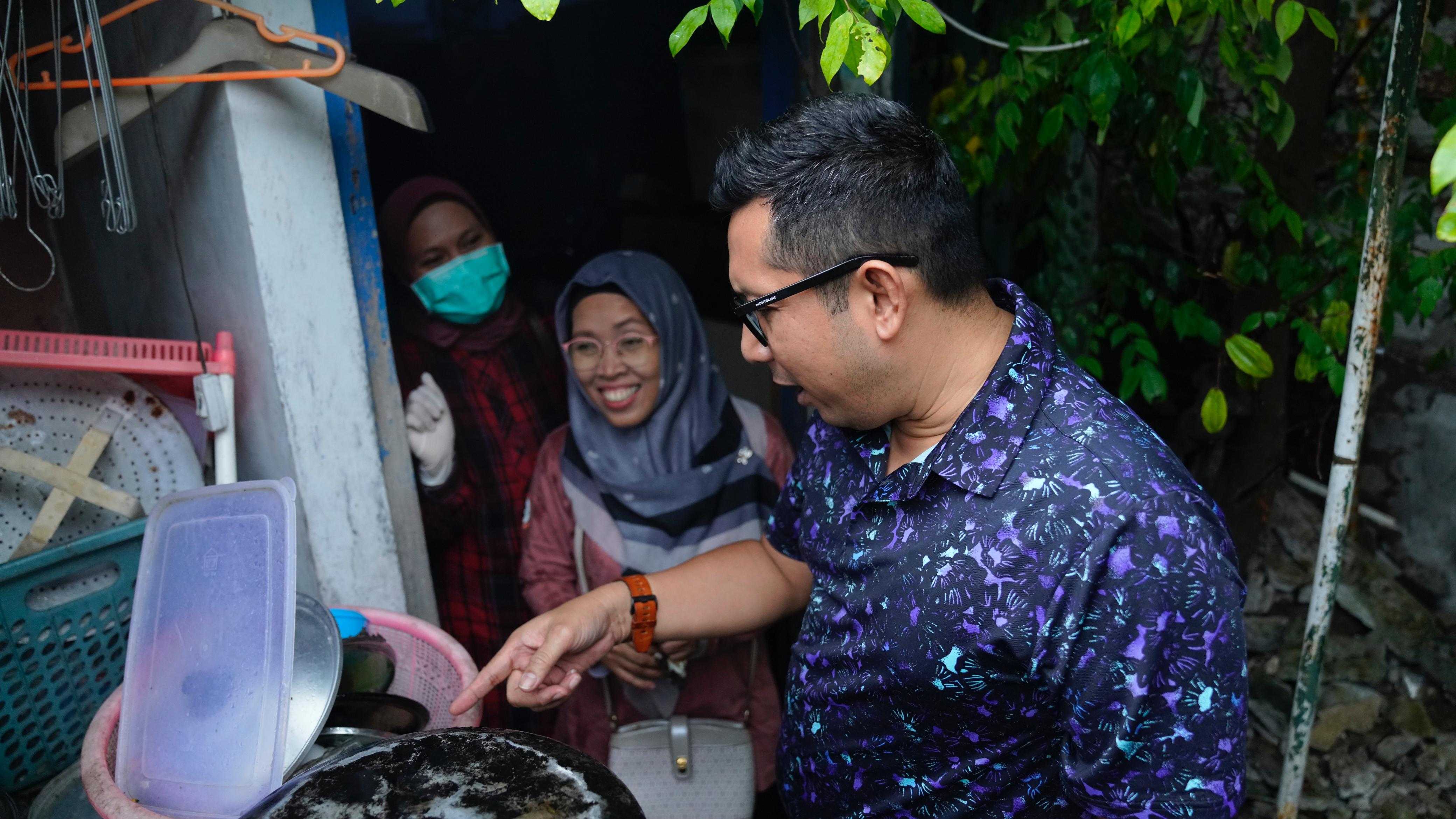 Mas PJ. Ali Kuncoro juga menunjukkan titik-titik yang biasa digunakan tempat berkembangbiakan nyamuk aedes aegepty