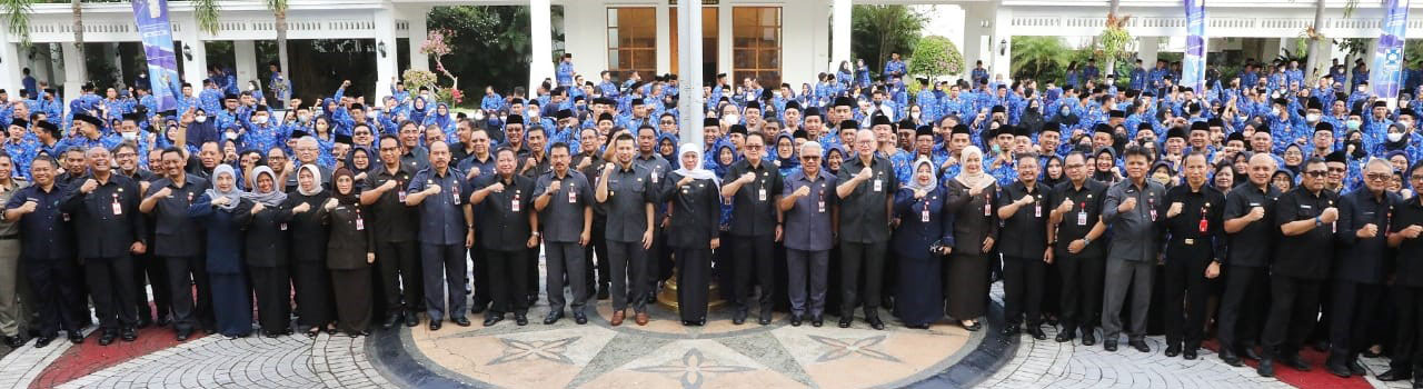 jelang Hari Raya Idul Fitri 1444 H, Gubernur Jawa Timur Khofifah Indar Parawansa memimpin apel pagi bersama Aparatur Sipil Negara (ASN) dan jajaran Kepala OPD di lingkungan Pemprov Jatim di halaman Kantor Gubernur Jatim, Jalan Pahlawan 110 Surabaya, Senin