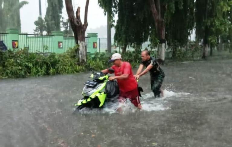 Kawasan Kodam terendam air hingga hampir selutut orang dewasa. Foto: @lovesuroboyo