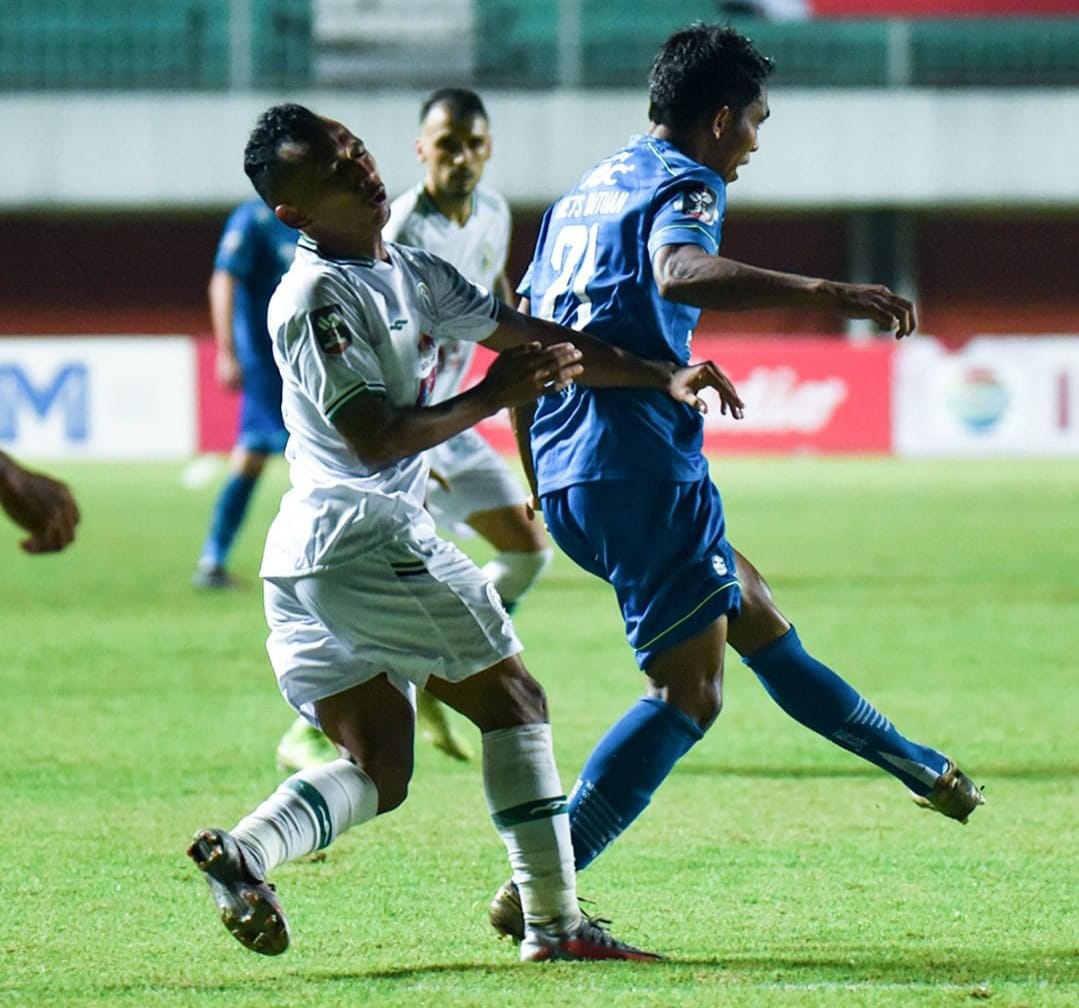 Frets Butuan (kanan) berebut bola dengan Irfan Jaya. Persib IG
