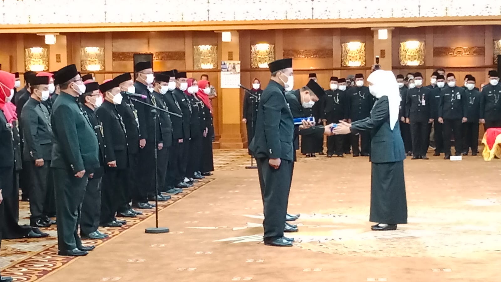 Gubernur Jawa Timur Khofifah Indar Parawansa melantik 306 Kepala Sekolah SMA, SMK dan SLB di Lingkungan Unit Pelaksana Teknis (UPT) Satuan Pendidikan Dinas Pendidikan Provinsi Jawa Timur, Jumat (2/12/2022).