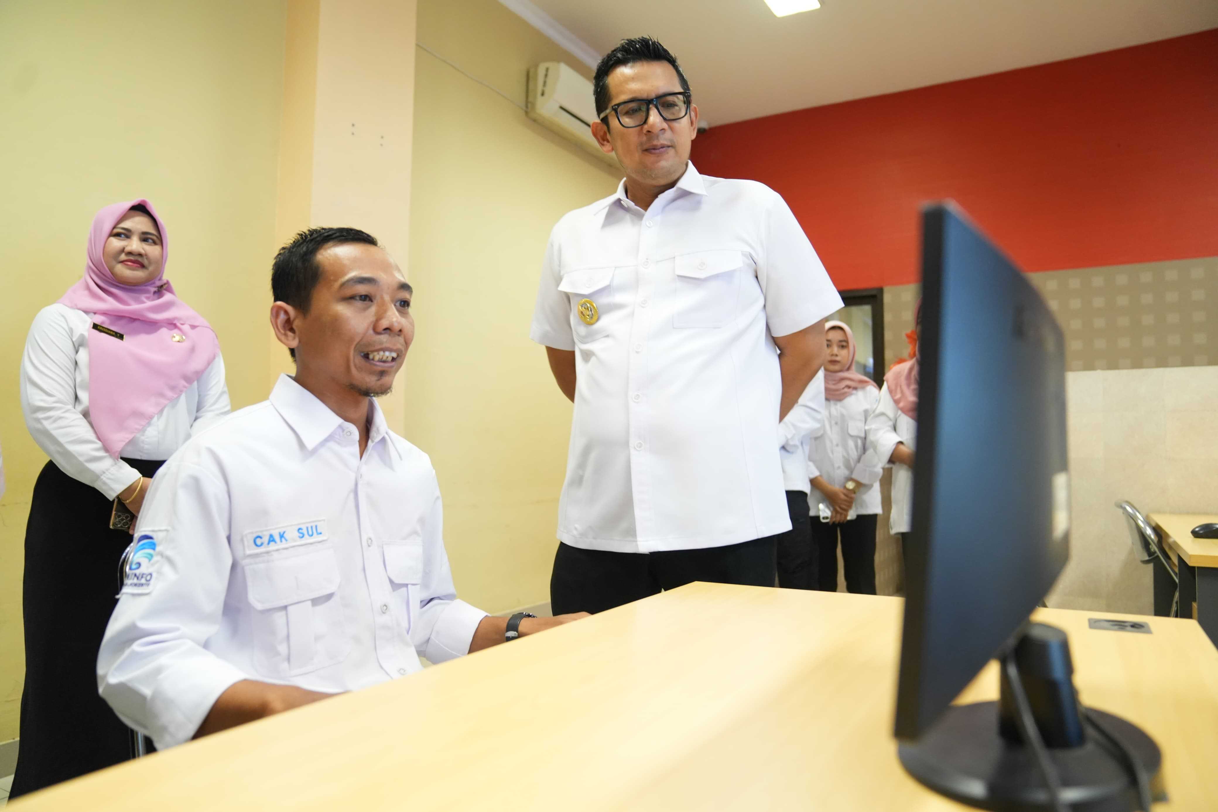 Pj. Wali Kota Mojokerto Moh. Ali Kuncoro meninjau Layanan program Siti Pinter bisa diakses dengan datang ke Telecenter Palapa di MPP Gajah Mada