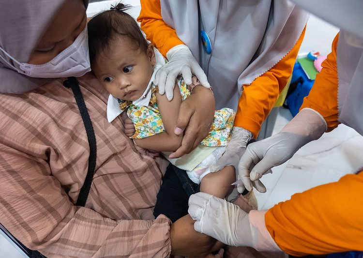 Pemerintah terus mengejar cakupan imunisasi dasar untuk melindungi anak anak indonesia dari berbagai penyakit yang dapat dicegah dengan Imunisasi