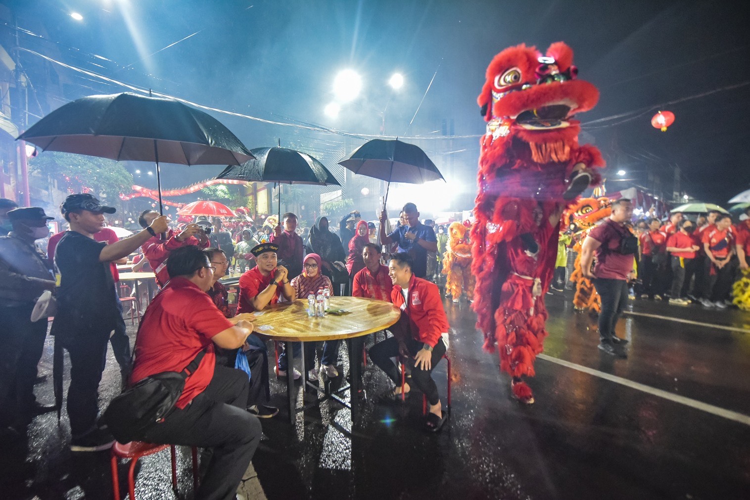 Pemkot) Surabaya untuk yang pertama kalinya menggelar Festival Cap Go Meh di Kya-kya Kembang Jepun, Surabaya, Minggu (12/2/2023) malam.