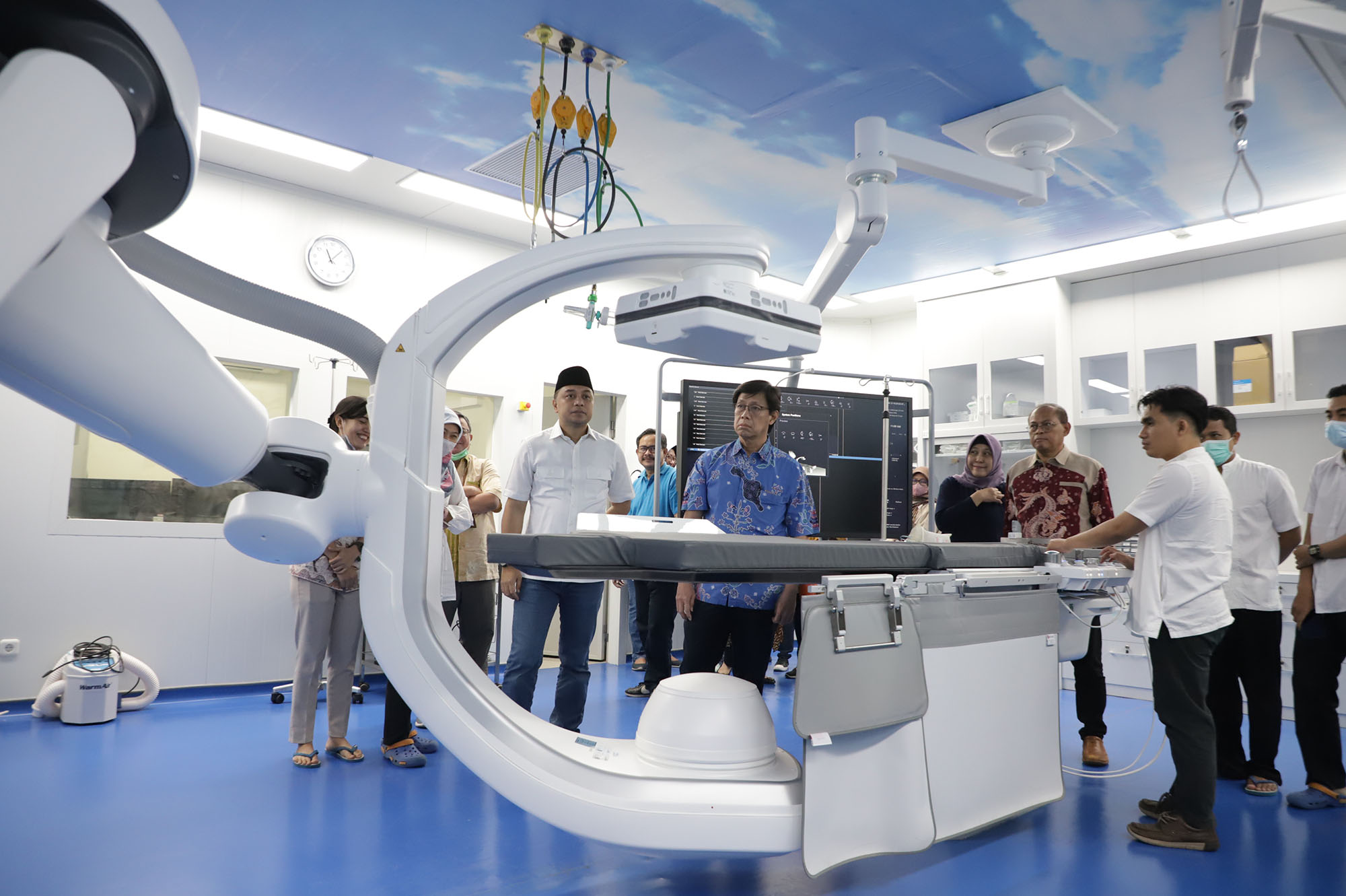 Wali Kota Surabaya Eri Cahyadi saat meninjau ruang cath lab di Graha Adyatma RSUD Dr. Soewandhie, Sabtu (12/8/2023).