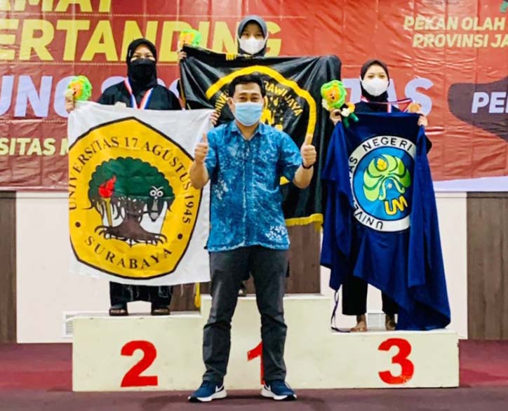 Mahasiswa Fakultas Hukum  Naura Darrin Hasan meraih medali perak pada cabang olahraga Pencak Silat Kategori Seni yang digelar di Universitas Muhammadiyah Malang.