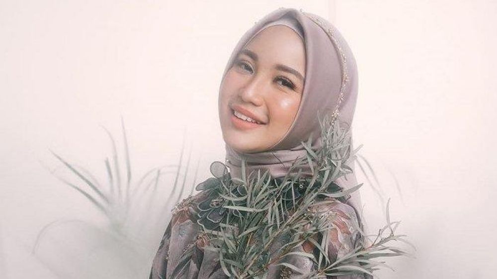 Sang bayi harus mengenakan face shield. Foto: ist.