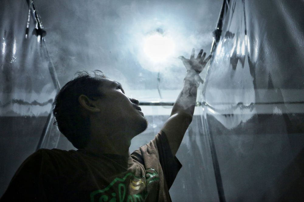 INOVASI: Andik menunjukkan proses pengabutan di dalam bilik buatannya (10/4). Dia berserta dua orang lainnya, berinsiatif membuat Mobile Sterilisation Chambers (MSC) sederhana dengan metode mist maker (pembuat kabut). Foto: HMP/Zulfikar Firdaus