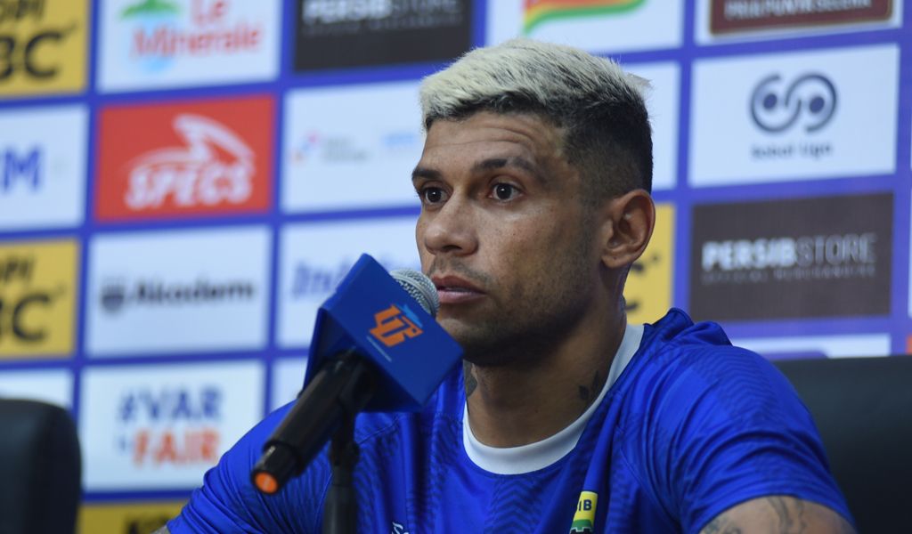 Penyerang PERSIB, Ciro Alves memberikan keterangan pers menjelang pertandingan melawan Semen Padang, Kamis, 31 Oktober 2024. (PERSIB.co.id/Sutanto Nurhadi Permana)

