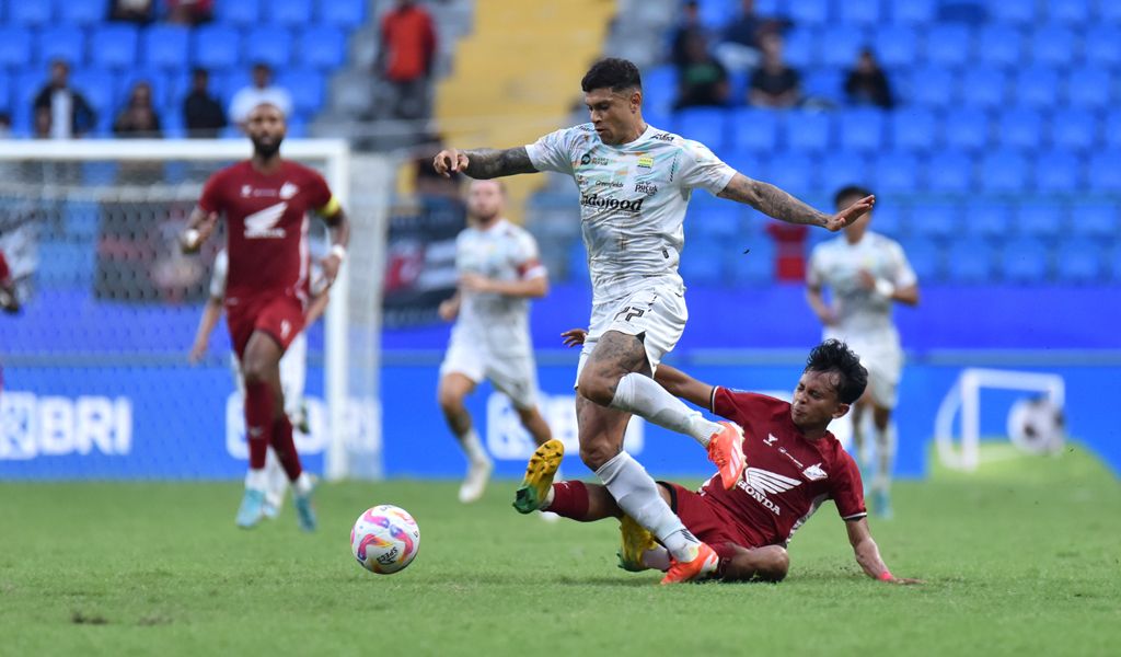 Penyerang PERSIB, Ciro Alves mencoba melewati pemain PSM Makassar pada pertandingan pekan keempat Liga 1 2024/2025 di Stadion Batakan Balikpapan, Rabu, 11 September 2024. (PERSIB.co.id/Barly Isham)

