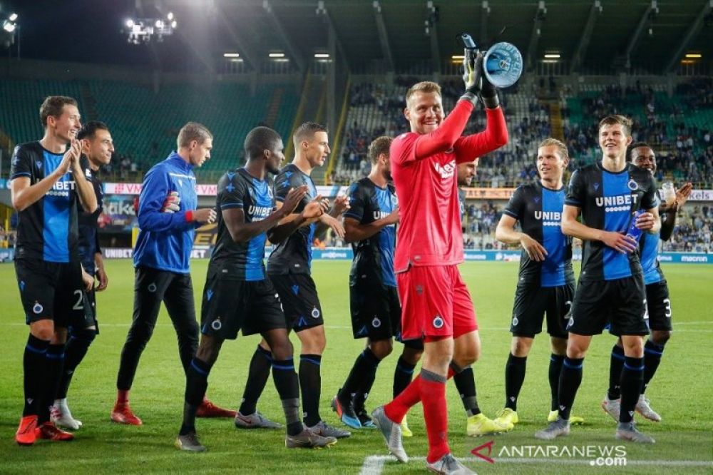 JUARA: Kiper Club Brugge Simon Mignolet (merah) memimpin rekan-rekannya menyapa dan berterima kasih atasdukungan suporter seusai mengalahkan Dynamo Kiev dalam laga pertama putaran ketiga kualifikasi Liga Champions di Stadion Jan Breydelstadion, Brugge, Be