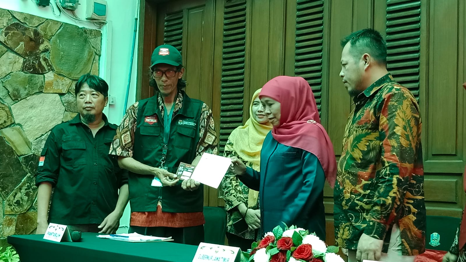 Pantarlih dan Petugas Pemutakhiran Data Pemilih Kel. Jemur Wonosari , Kec. Wonocolo melakukan pencocokan dan penilitian data pemilih di Kediaman Gubernur Jawa Timur Khofifah Indar Parawansa, di kawasan Jemursari, Surabaya, Jumat (24/2) pagi.


