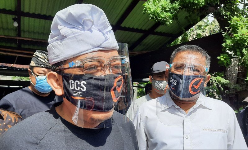 Komisioner KPU RI, Dewa Kade Wiarsa Raka Sandi (kiri) didampingi Ketua KPU Provinsi Bali I Dewa Agung Gede Lidartawan (kanan) saat meninjau pelaksanaan Coklit di kawasan Mengwi, Kabupaten Badung, Bali, Sabtu (18/7/2020). Antaranews Bali/Naufal Fikri

