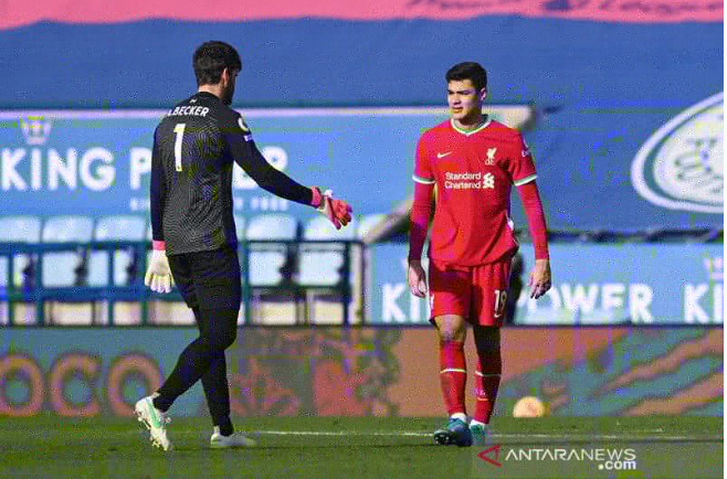 Ekspresi kecewa kiper Liverpool Alisson Becker (kiri) dan bek Ozan Kabak setelah blunder mereka berujung gol penyerang Leicester City Jamie Vardy dalam lanjutan Liga Inggris di Stadion King Power, Leicester, Inggris, Sabtu (13/2/2021). (ANTARA/REUTERS/POO