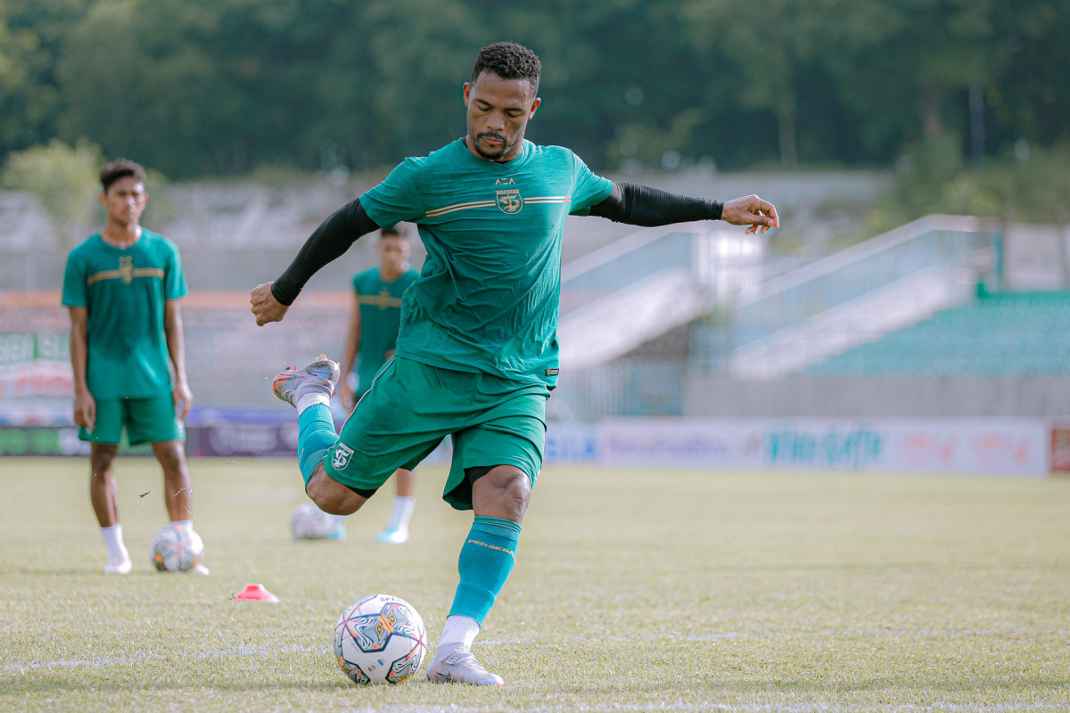 Paulo Victor dalam sesi latihan game, Kamis (23/2). (Persebaya)