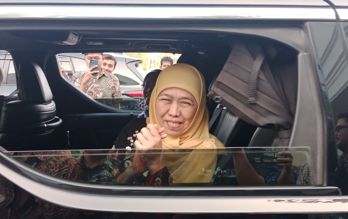 Bakal Calon Gubernur (Bacagub) Jatim, Khofifah Indar Parawansa usai acara di Graha Unesa, Jumat (26/7/2024)