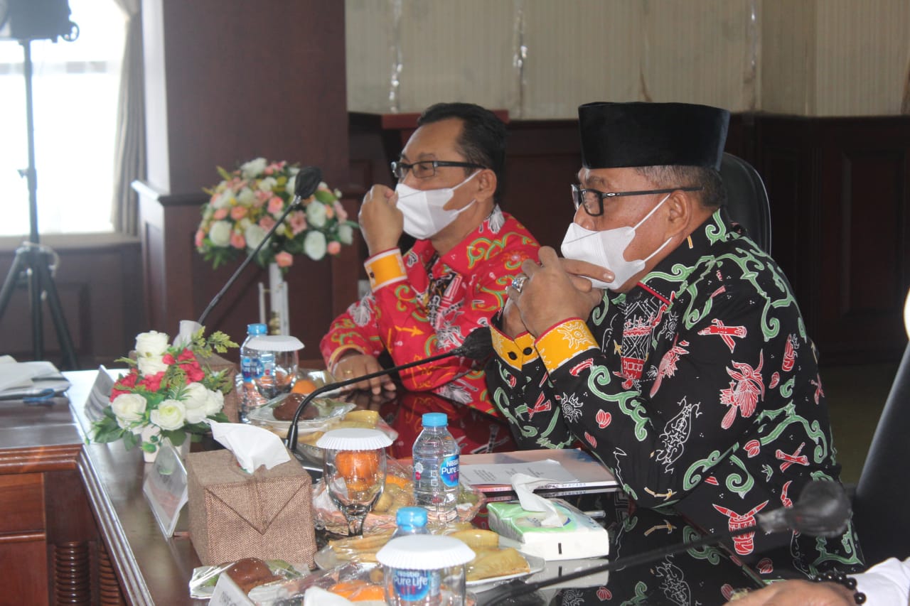 Gubernur saat menghadiri Rapat Koordinasi (Rakor) Pemantauan dan Evaluasi Terpadu Perbaikan Rumah Rusak Akibat Bencana Gempa Bumi Tahun 2019 di Provinsi Maluku. HMP/BOY