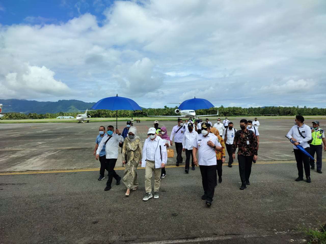 Menteri PPN/Kepala Badan Perencanaan Pembangunan Nasional (Bappenas), Suharso Monoarfa dan Menteri Kelautan dan Perikanan, Sakti Wahyu Trenggono tiba di Ambon. HMP/BOY
