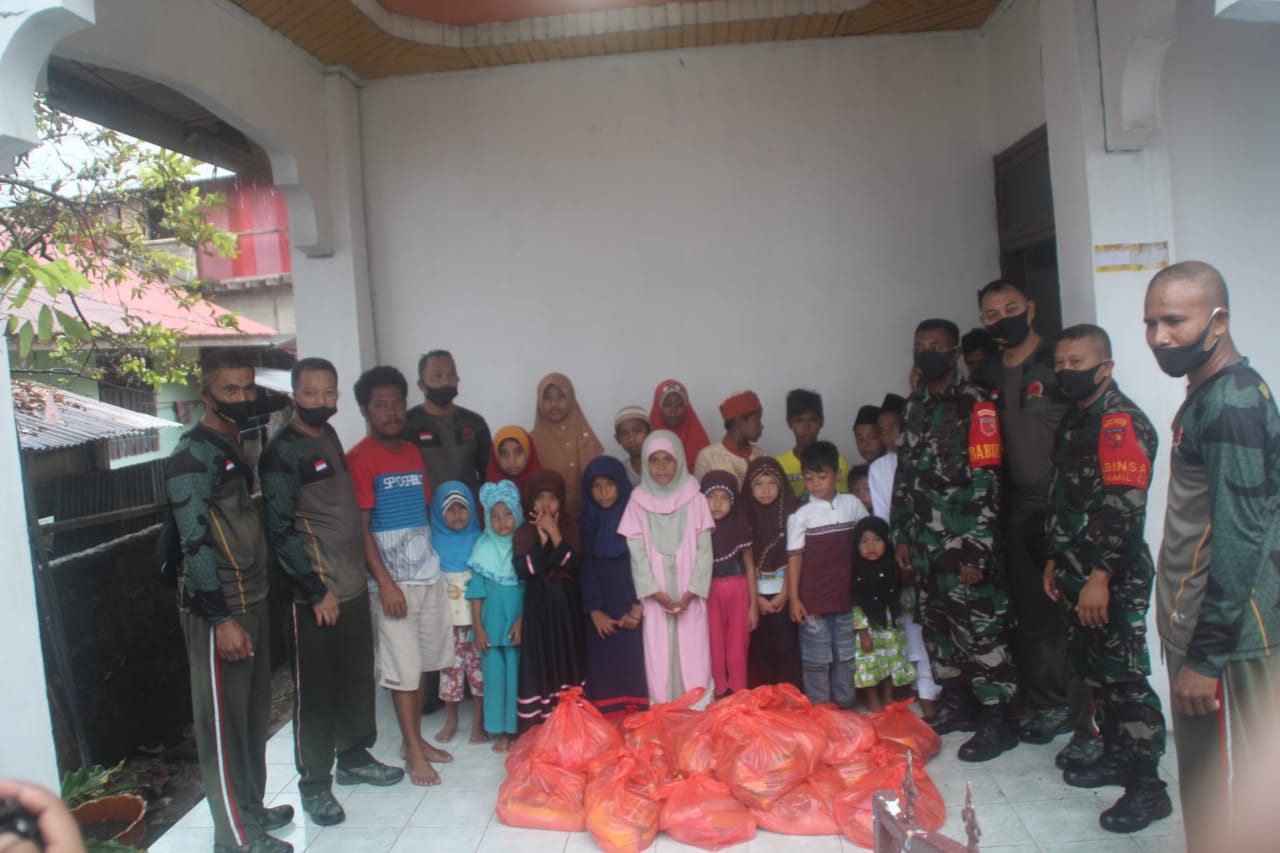 Dalam suasana pandemi COVID-19, Dandim 1510/Sanana membagikan masker dan Sembako kepada Masyarakat, Minggu, (16/8). HMP/CHO