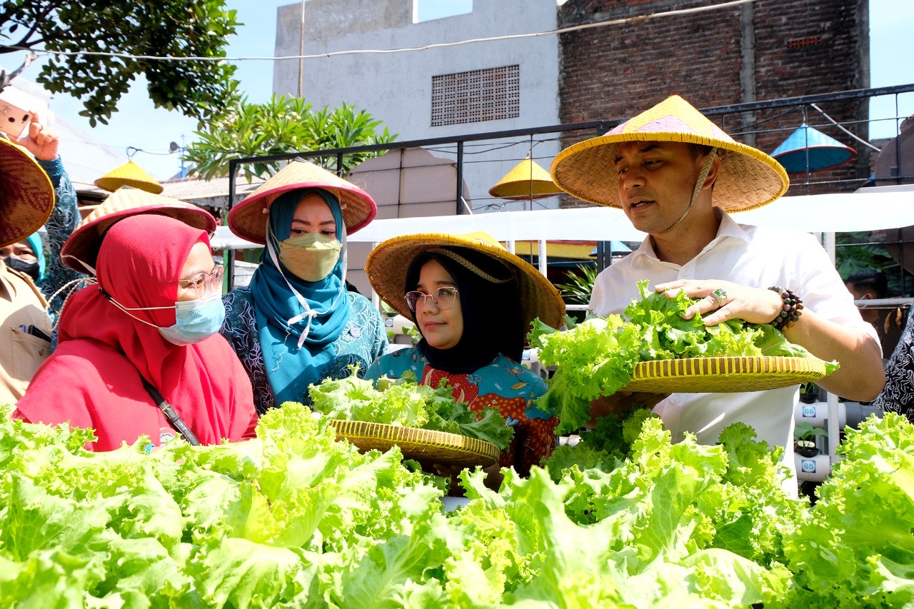 Wali Kota Surabaya Eri Cahyadi bersama Ketua Tim Penggerak (TP) PKK Kota Surabaya Rini Indriyani mengunjungi Kampung Sayur Ahong Kenjeran Surabaya, Senin (10/10) 