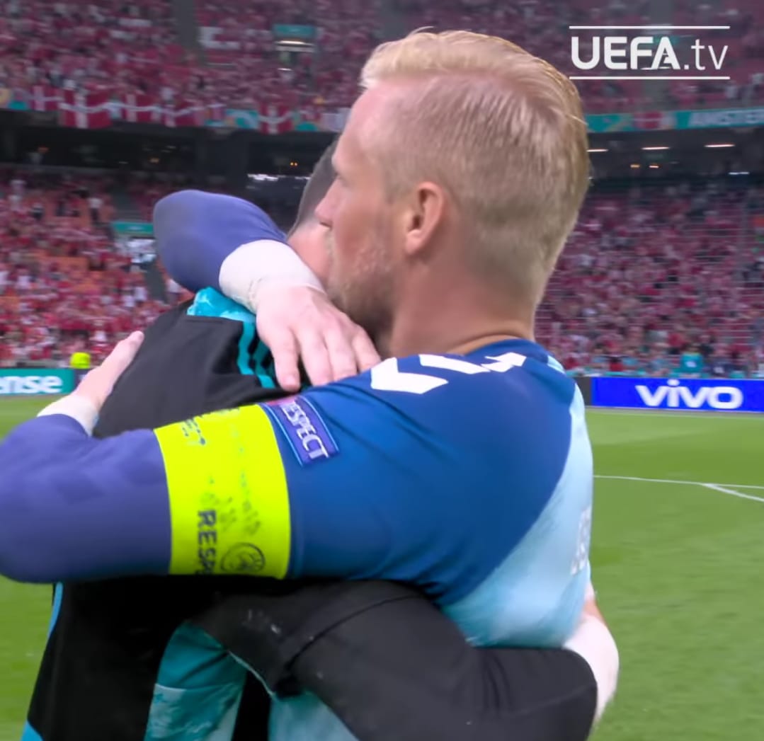 Kasper Schmeichel (kanan) mendapat dukungan dari ayahnya Schmeichel senior. EURO