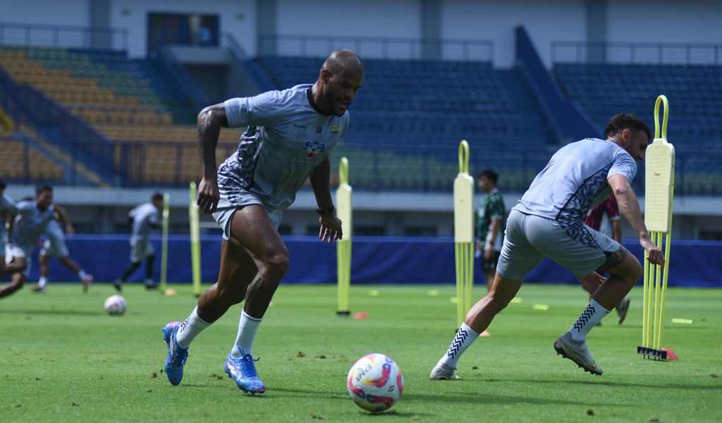 Penyerang PERSIB, David da Silva berlatih di Stadion Gelora Bandung Lautan, Rabu, 15 Januari 2025. (PERSIB.co.id/Sutanto Nurhadi Permana)

