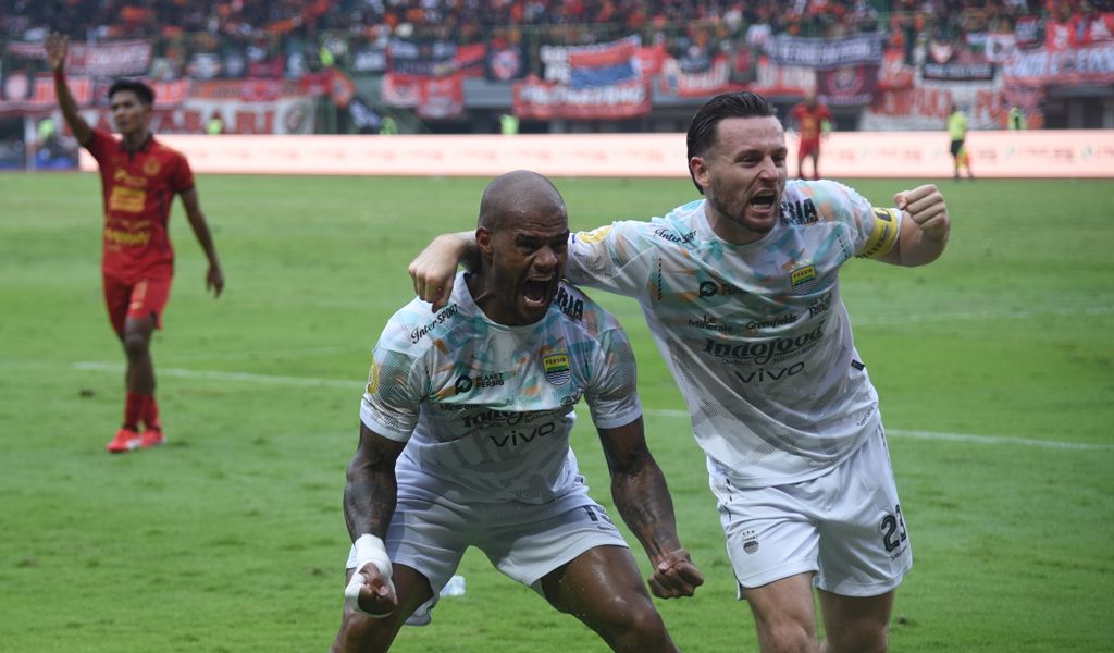 Dua pemain PERSIB, David da Silva dan Marc Klok merayakan gol ke gawang Persija pada pertandingan pekan ke-23 Liga 1 2024/2025 di Stadion Patriot Candrabhaga, Kota Bekasi, Minggu, 16 Februari 2025. (PERSIB.co.id/Sutanto Nurhadi Permana)

